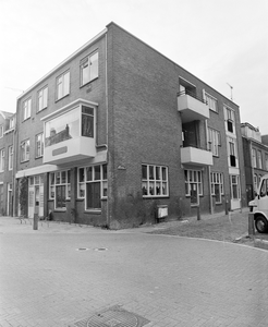 884588 Gezicht op de voor- en zijgevel van het hoekpand Kapelstraat 8 te Utrecht, met rechts de Leistraat.